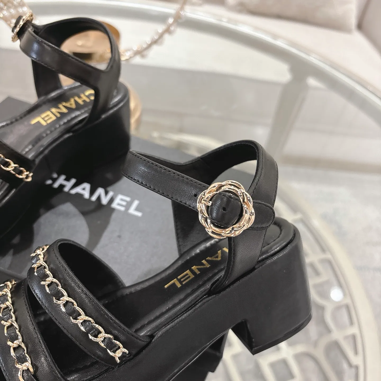 👟👟Ex-factory price 560👟👟Chanel Xiaoxiang 2025ss spring and summer latest catwalk fashion chain decoration top quality! Accurate to 1:1, light luxury without tiring the feet, the upper foot can be matched with spring and summer clothes at will, highlighting texture and taste, simple yet luxurious appearance, even if it is just a pair of sandals, it is definitely a must-have pair in the summer shoe cabinet. Upper: imported lambskin. Lining: imported sheepskin lining. Outsole: original customized outsole. Size: 35-40 (40.41.42 custom-made, non-returnable)
